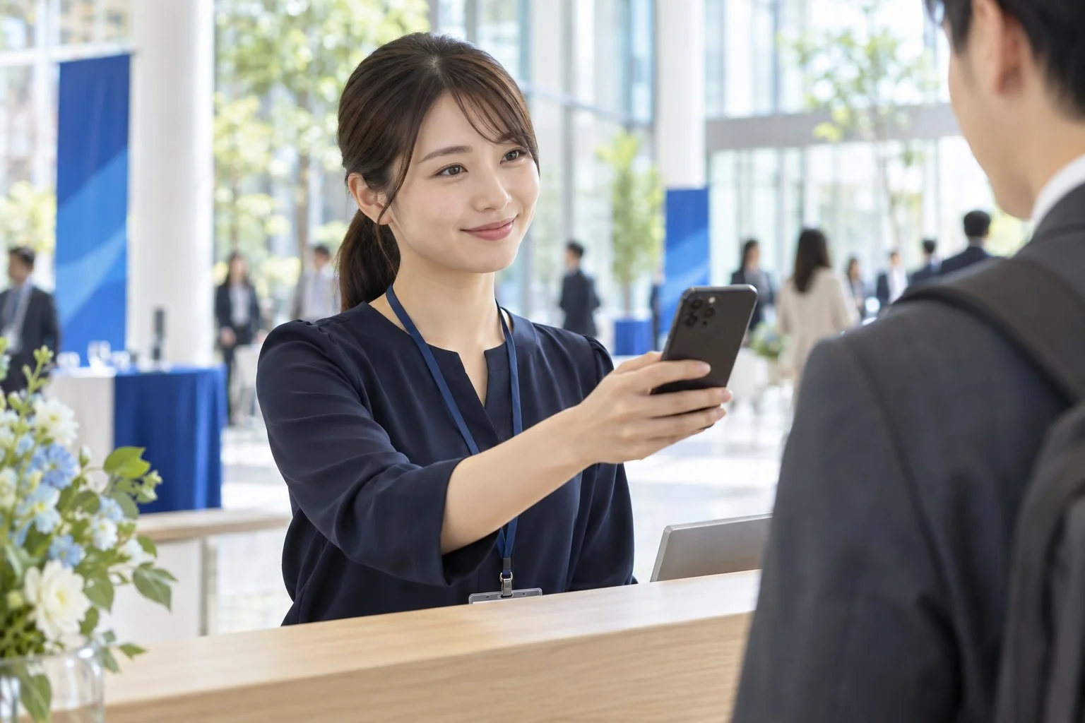 iPhoneを手にするビジネスパーソン
