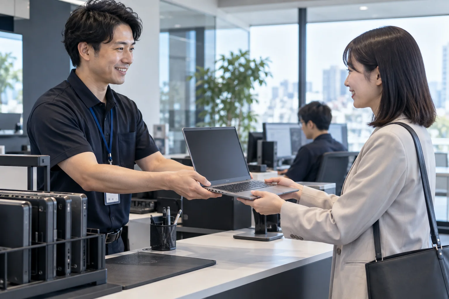 故障機の代わりとなるノートパソコンを受け取る担当者